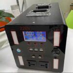 ⁦يو بي إس OKA — باور بانك منزلي للطوارئ (محطة طاقة متنقلة)
قدرة 2000 وات – 240 أمبير
موديل SW-2000⁩ - الصورة ⁦2⁩