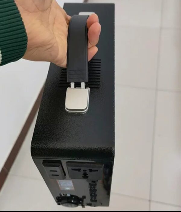 ⁦يو بي إس OKA — باور بانك منزلي للطوارئ  (محطة طاقة متنقلة)
قدرة 300 وات – 40 أمبير
موديل SW-300⁩ - الصورة ⁦3⁩