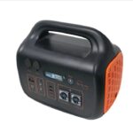 يو بي إس OKA محطة طاقة متنقلة للطوارئ والانقطاع والتخييم مع كشاف بحث عالي الجودة – موديل PYS-PEP-E00600 – لون أسود × برتقالي