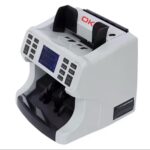 ⁦ماكينة OKA لفرز وعدّ وكشف تزوير العملات
مزودة بطابعة داخلية لطباعة تقرير الأموال
تدعم: الجنيه المصري – الدولار – اليورو
موديل OKA-880P⁩ - الصورة ⁦2⁩