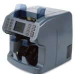 ⁦ماكينة OKA لفرز وعدّ وكشف تزوير العملات
مزودة بطابعة داخلية لطباعة تقرير الأموال
(درجين)
تدعم: الجنيه المصري – الدولار – اليورو – الدولار الأسترالي – الليرة التركية
موديل OKA-900⁩ - الصورة ⁦2⁩