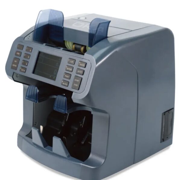 ⁦ماكينة OKA لفرز وعدّ وكشف تزوير العملات
مزودة بطابعة داخلية لطباعة تقرير الأموال
(درجين)
تدعم: الجنيه المصري – الدولار – اليورو – الدولار الأسترالي – الليرة التركية
موديل OKA-900⁩ - الصورة ⁦2⁩