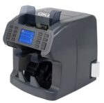 ⁦ماكينة OKA لفرز وعدّ وكشف تزوير العملات
مزودة بطابعة داخلية لطباعة تقرير الأموال
(درجين)
تدعم: الجنيه المصري – الدولار – اليورو – الدولار الأسترالي – الليرة التركية
موديل OKA-900⁩ - الصورة ⁦4⁩