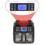 ⁦ماكينة عدّ وفرز العملات OKA
لعدّ وفرز النقود وكشف التزوير
مزودة بطابعة داخلية لطباعة تقارير الأموال
وشاشة لمس لسهولة الاستخدام
(الدولار – اليورو – اليوان الصيني – الليرة التركية)
موديل OKA-4025⁩ - الصورة ⁦3⁩