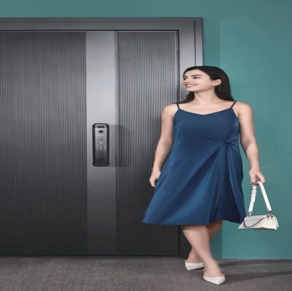 ⁦قفل الكالون الذكي من PHILIPS مناسب لجميع أنواع الأبواب
يعمل ببصمة الإصبع – كلمة المرور – المفتاح – كارت الشفرة
ويمكن التحكم فيه بالكامل من خلال الموبايل
موديل DDL709⁩ - الصورة ⁦2⁩