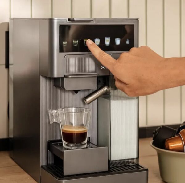 ⁦ماكينة قهوة بالكبسولات والبن المطحون من OKA
لصناعة الإسبريسو والكابتشينو واللاتيه
موديل OKA C100⁩ - الصورة ⁦9⁩