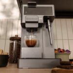 ⁦ماكينة قهوة بالكبسولات والبن المطحون من OKA
لصناعة الإسبريسو والكابتشينو واللاتيه
موديل OKA C100⁩ - الصورة ⁦16⁩