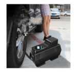 ⁦منفاخ هواء مزود بكشاف اضاءة – لاطارات السيارات والدراجات والكرات و الاطواق العائمة يعمل علي ولاعة السيارة أو البطارية / NBX65⁩ - الصورة ⁦8⁩