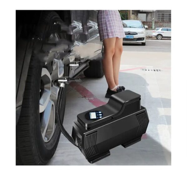 ⁦منفاخ هواء مزود بكشاف اضاءة – لاطارات السيارات والدراجات والكرات و الاطواق العائمة يعمل علي ولاعة السيارة أو البطارية / NBX65⁩ - الصورة ⁦8⁩