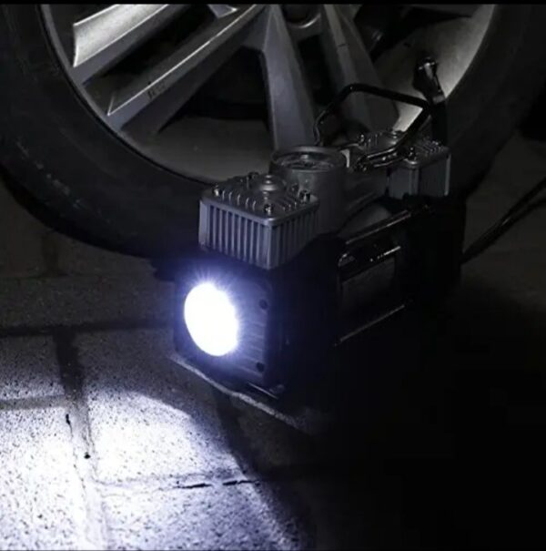 ⁦منفاخ هواء 2 سلندر مزود بكشاف اضاءة – لاطارات السيارات والدراجات والكرات و الاطواق العائمة يعمل علي ولاعة السيارة أو البطارية -Dc 12V -AC 628A⁩ - الصورة ⁦9⁩