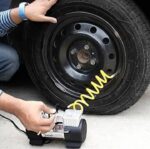 ⁦منفاخ هواء 2 سلندر مزود بكشاف اضاءة – لاطارات السيارات والدراجات والكرات و الاطواق العائمة يعمل علي ولاعة السيارة أو البطارية -Dc 12V -AC 628A⁩ - الصورة ⁦7⁩