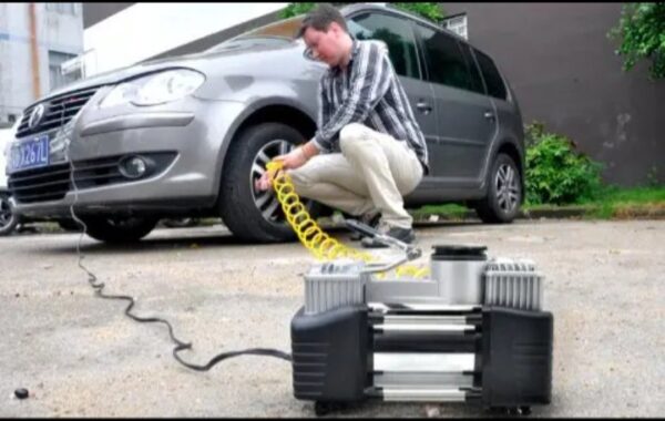 ⁦منفاخ هواء 2 سلندر مزود بكشاف اضاءة – لاطارات السيارات والدراجات والكرات و الاطواق العائمة يعمل علي ولاعة السيارة أو البطارية -Dc 12V -AC 628A⁩ - الصورة ⁦4⁩