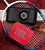 ⁦سماعة جي بي ال المحمولة بلوتوث وميكروفون وراديو FM ومكان لكارت الميموري متوافق مع الموبايل والكمبيوتر لون أحمر⁩ - الصورة ⁦4⁩