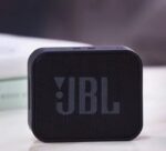 ⁦سماعة جي بي ال المحمولة بلوتوث وميكروفون وراديو FM ومكان لكارت الميموري متوافق مع الموبايل والكمبيوتر لون أسود⁩ - الصورة ⁦3⁩